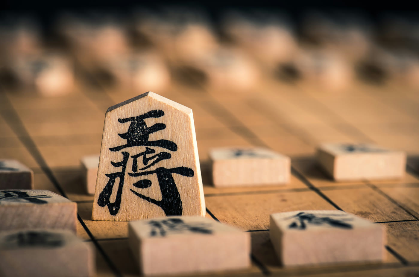 盤の上に立つ王将の駒