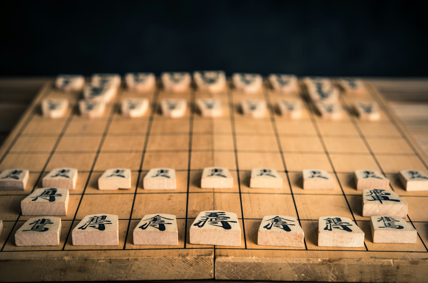 対局の始まりの形に駒が並んだ将棋盤