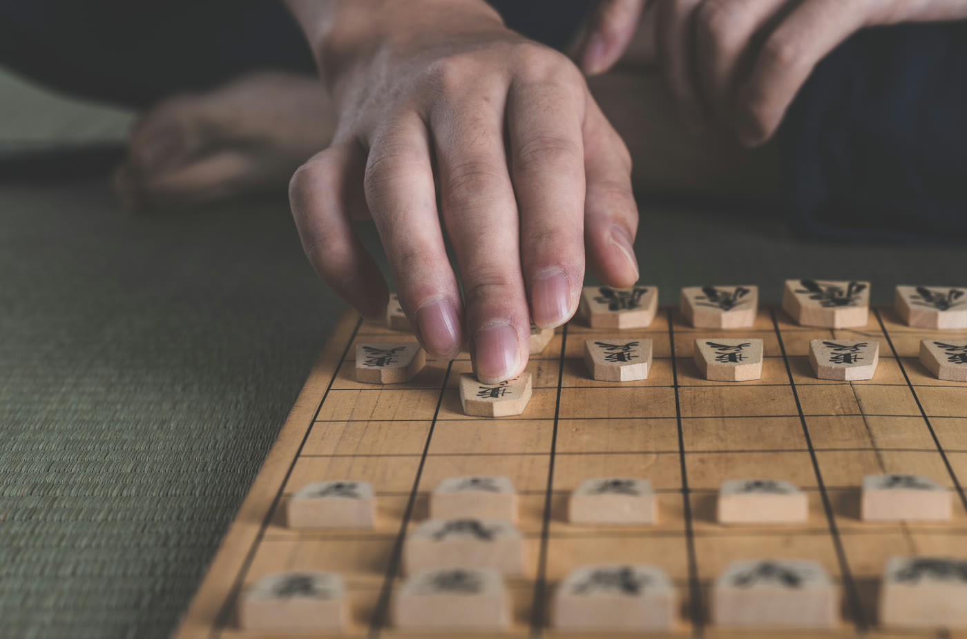 畳の上で将棋を指す手